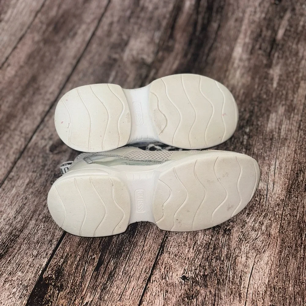 Guess walking shoes 👟